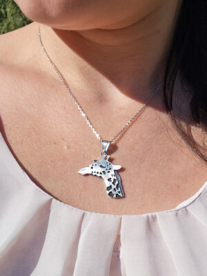 Collier en argent en forme de girafe