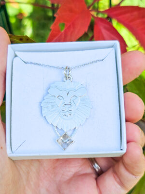 Collier en argent lion serti d'une tourmaline