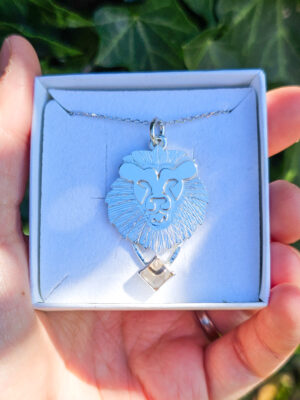 Collier en argent lion serti d'une tourmaline