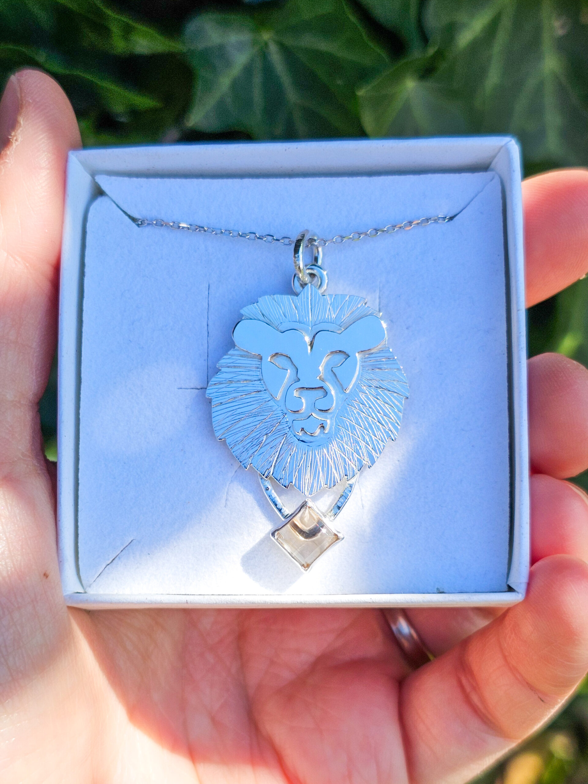 Collier en argent lion serti d'une tourmaline