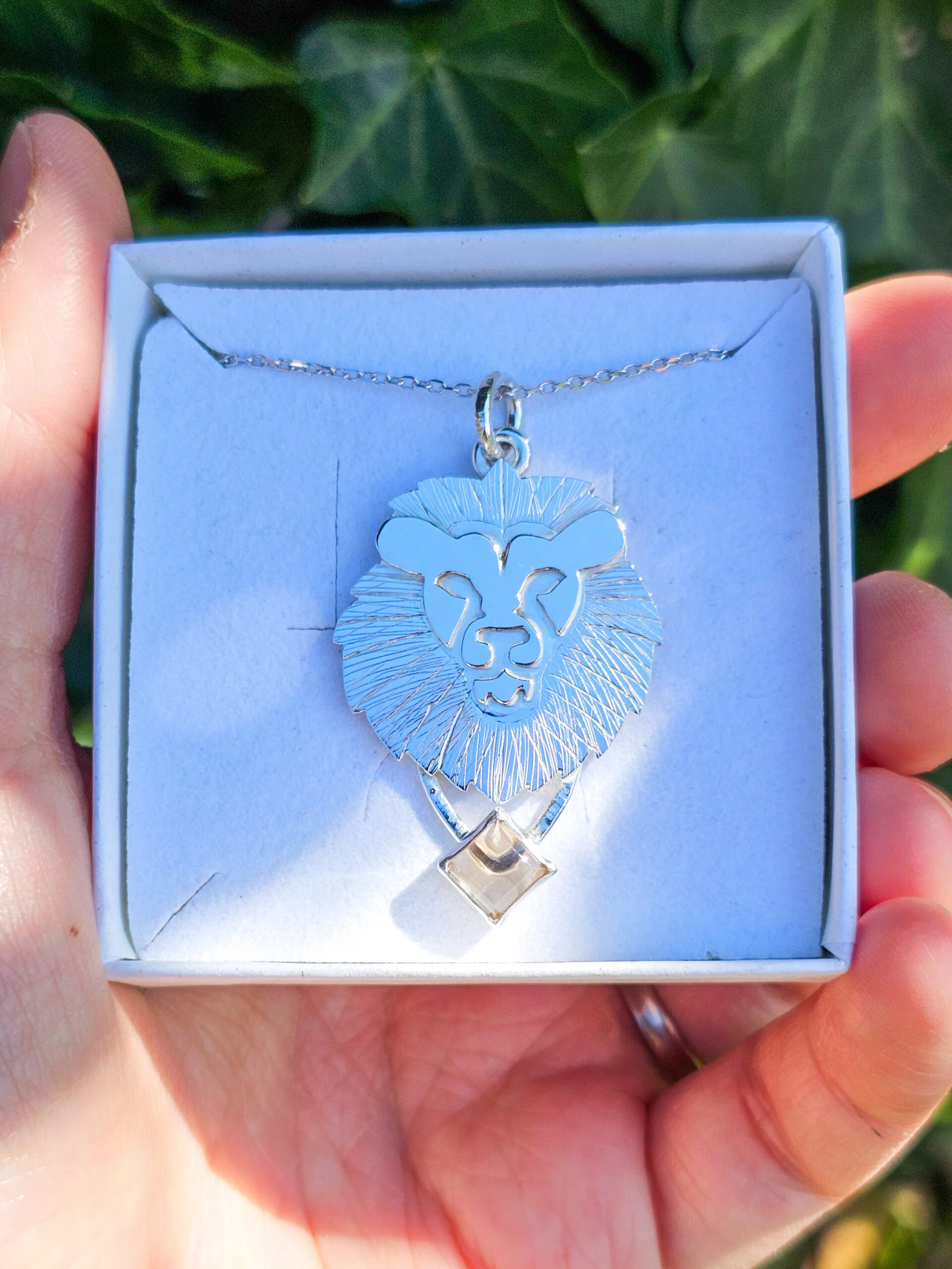 Collier en argent lion serti d'une tourmaline