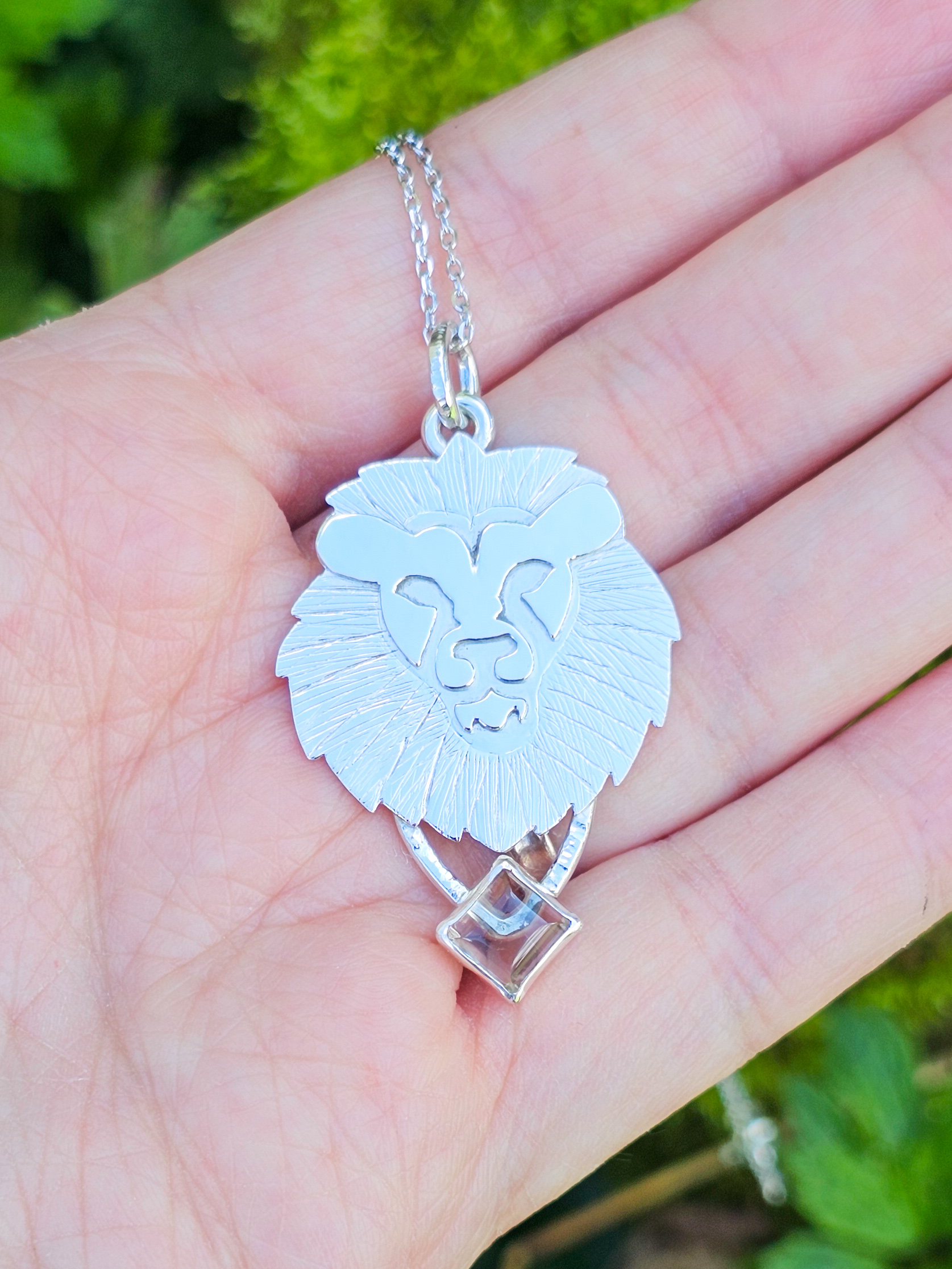 Collier en argent lion serti d'une tourmaline