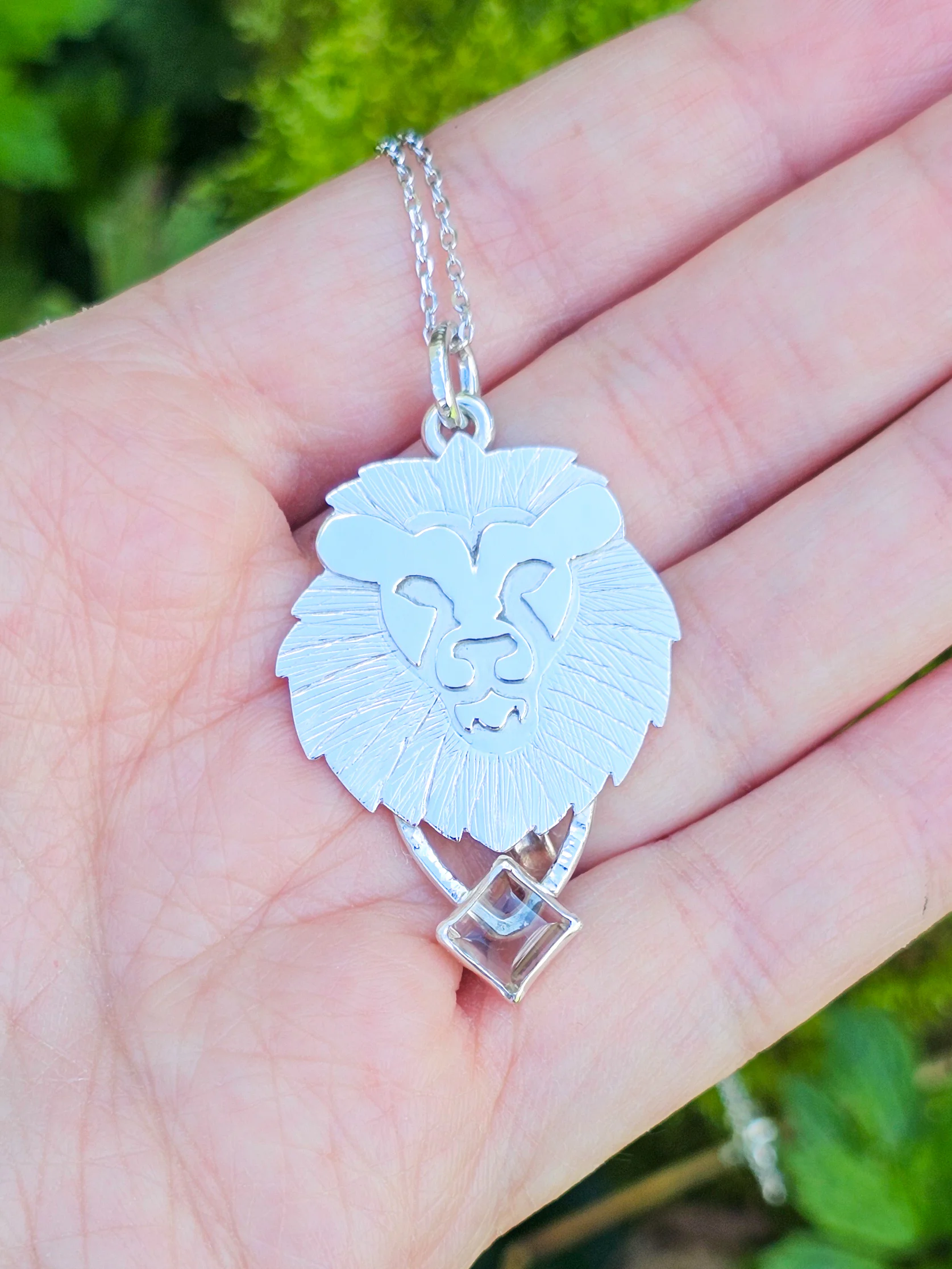 Collier en argent lion serti d'une tourmaline