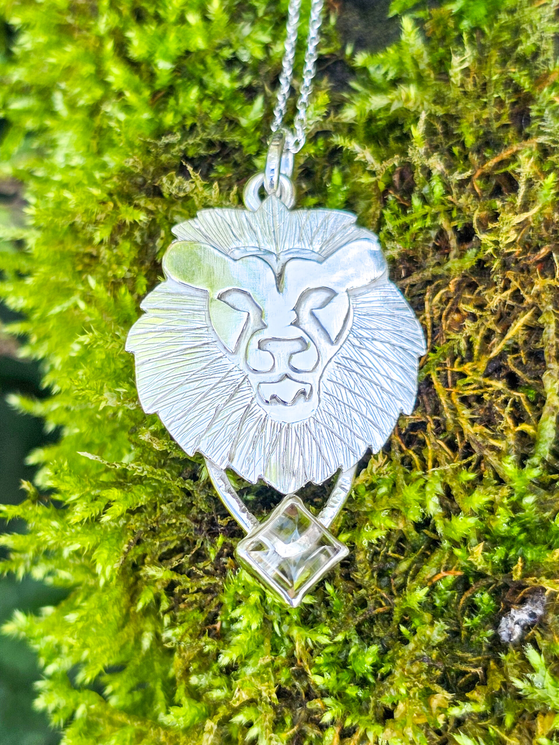 Collier en argent lion serti d'une tourmaline