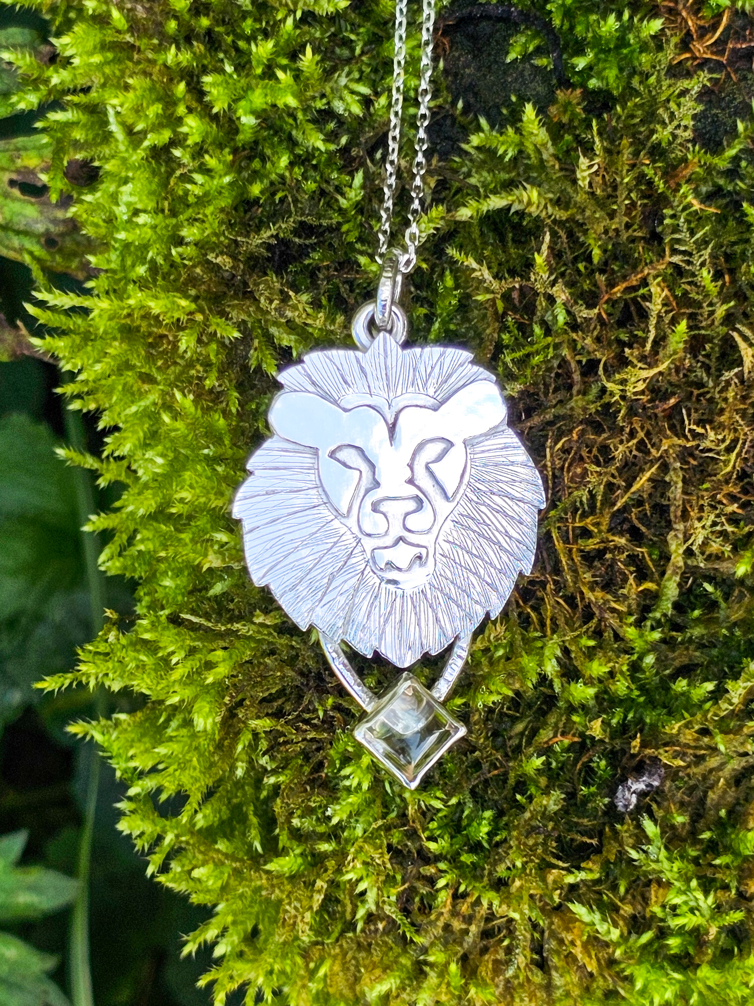 Collier en argent lion serti d'une tourmaline