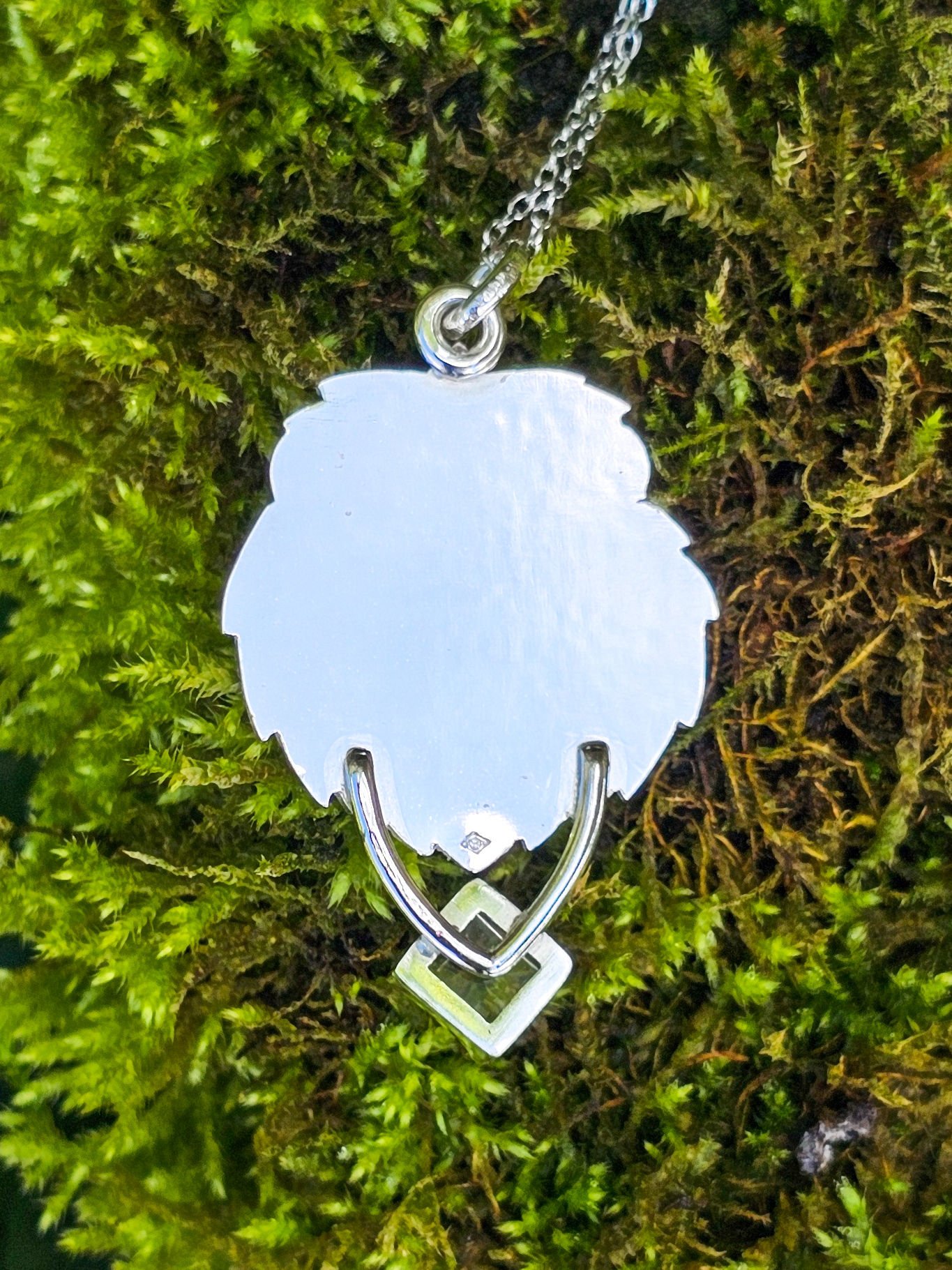 Arrière d'un collier en argent lion serti d'une tourmaline