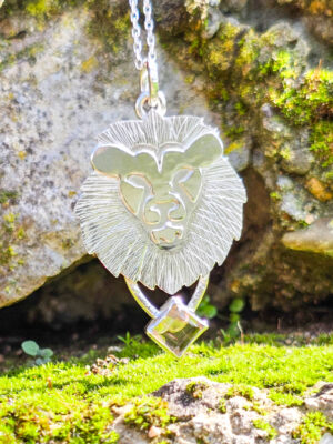 Collier en argent lion serti d'une tourmaline