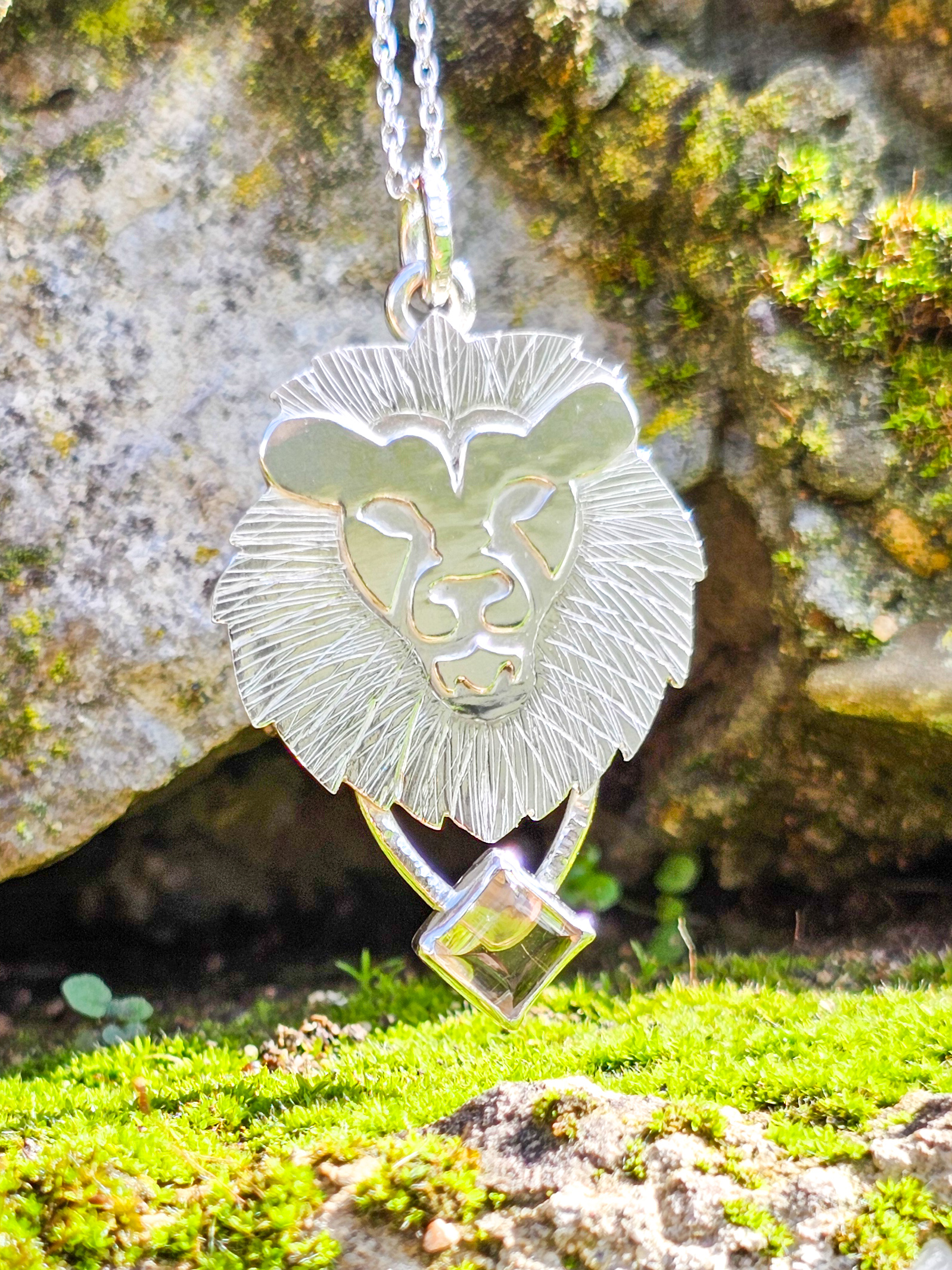 Collier en argent lion serti d'une tourmaline