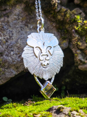 Collier en argent lion serti d'une tourmaline