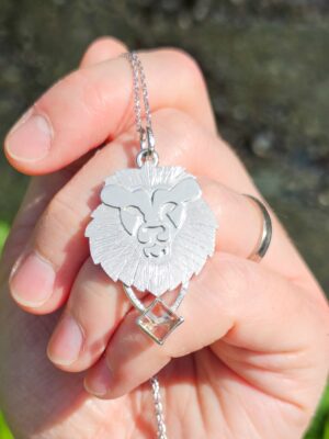 Collier en argent lion serti d'une tourmaline