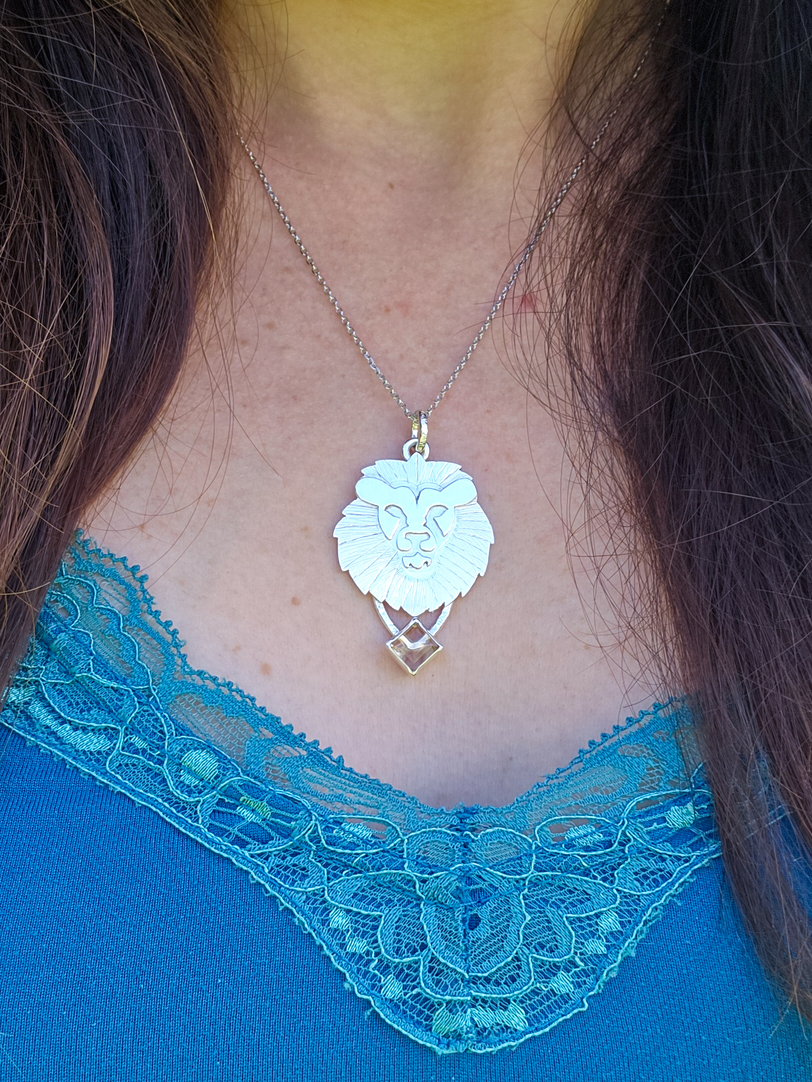 Collier en argent lion serti d'une tourmaline