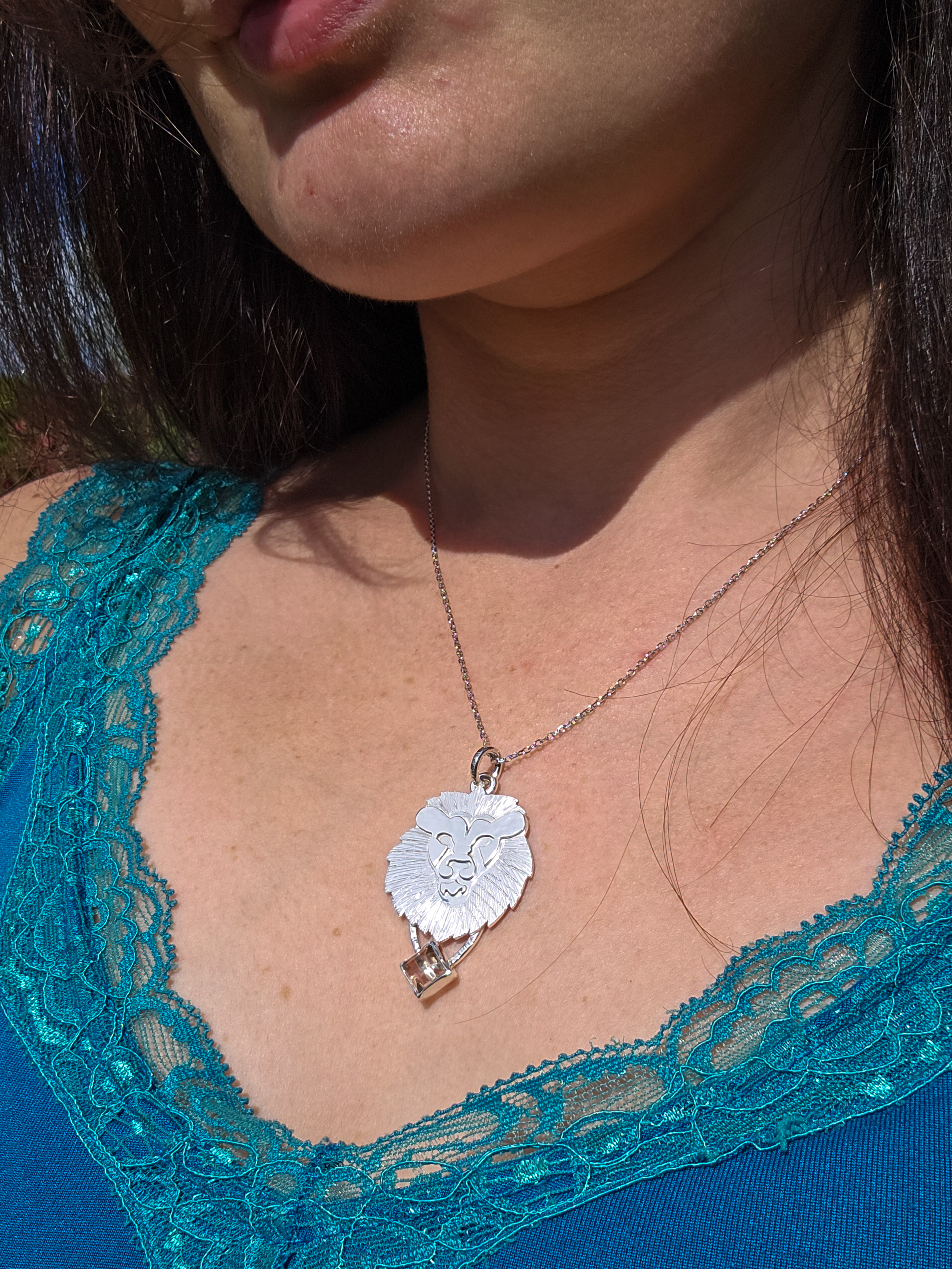 Collier en argent lion serti d'une tourmaline