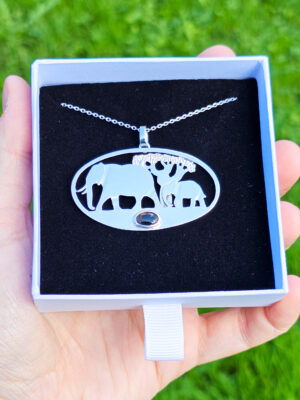 Pendentif en argent représentant des éléphants marchant devant un baobab avec une tourmaline dichroïque sertie