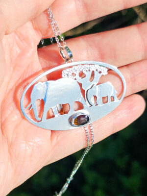 Pendentif en argent représentant des éléphants marchant devant un baobab avec une tourmaline dichroïque sertie
