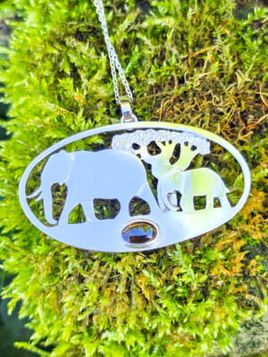 Pendentif en argent représentant des éléphants marchant devant un baobab avec une tourmaline dichroïque sertie