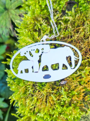 Pendentif en argent représentant des éléphants marchant devant un baobab avec une tourmaline dichroïque sertie