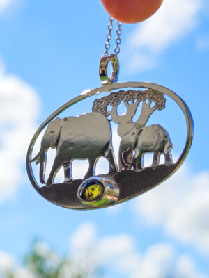 Pendentif en argent représentant des éléphants marchant devant un baobab avec une tourmaline dichroïque sertie