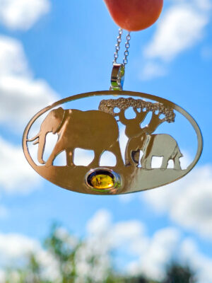 Pendentif en argent représentant des éléphants marchant devant un baobab avec une tourmaline dichroïque sertie