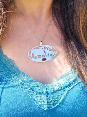 Pendentif en argent représentant des éléphants marchant devant un baobab avec une tourmaline dichroïque sertie