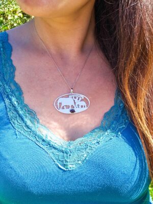 Pendentif en argent représentant des éléphants marchant devant un baobab avec une tourmaline dichroïque sertie