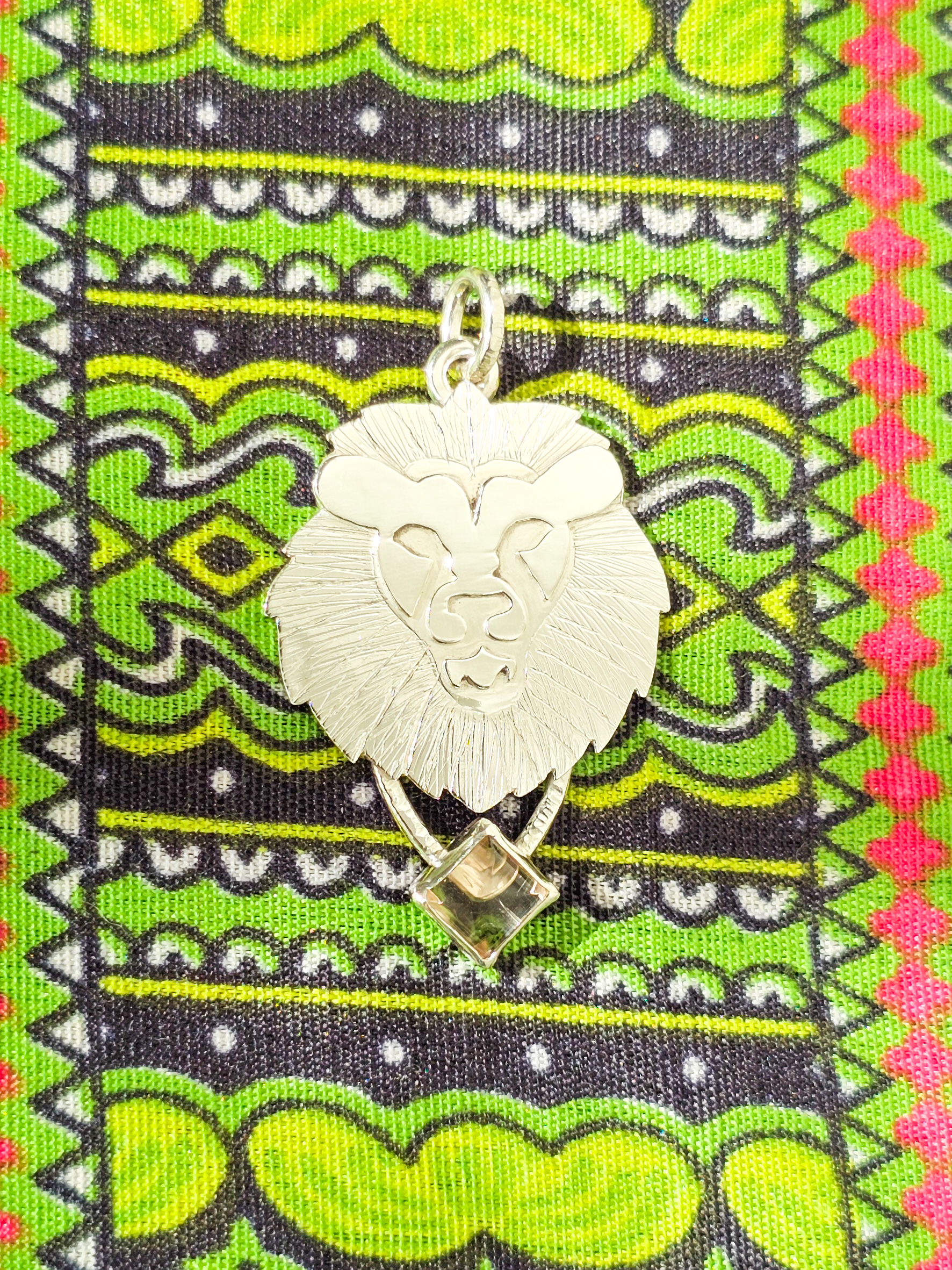 Collier en argent lion serti d'une tourmaline