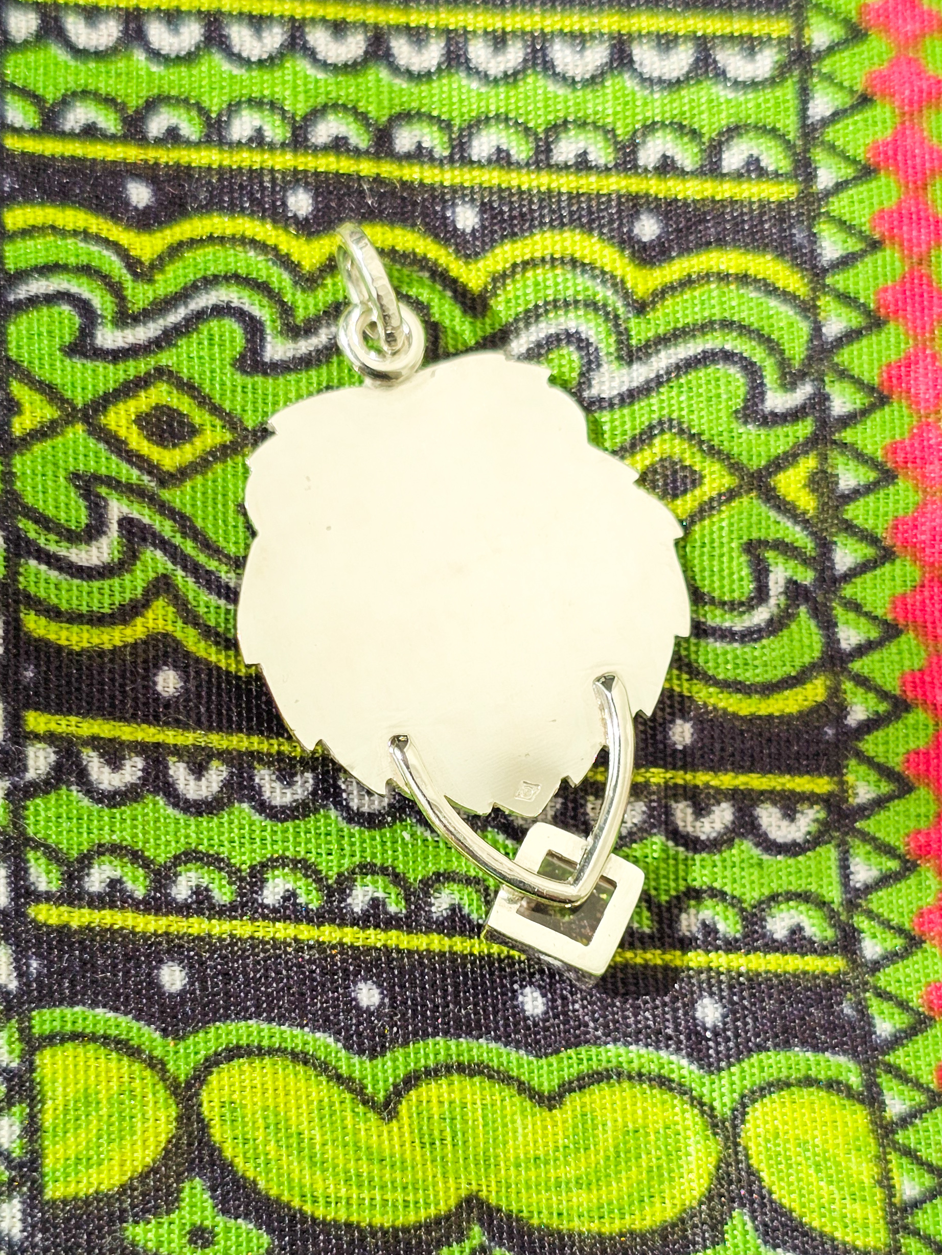 Collier en argent lion serti d'une tourmaline vu de dos