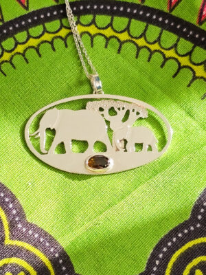 Pendentif en argent représentant des éléphants marchant devant un baobab avec une tourmaline dichroïque sertie