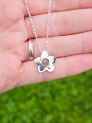 Collier en argent en forme de fleur serti d'une tourmaline