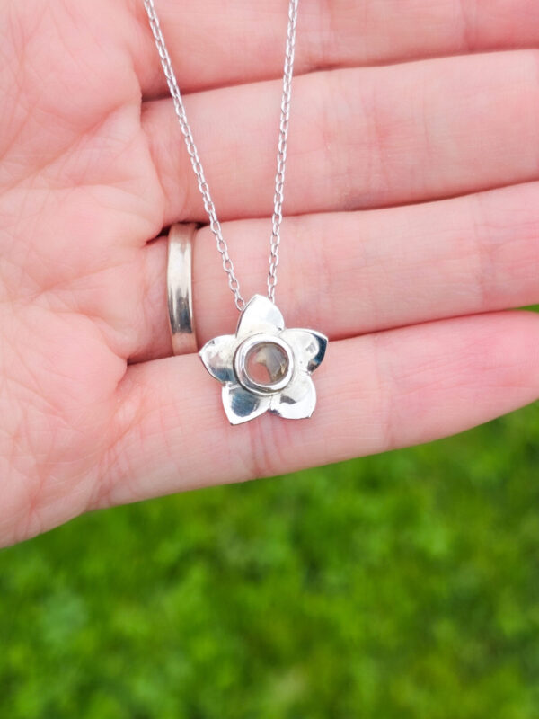 Collier en argent en forme de fleur serti d'une tourmaline