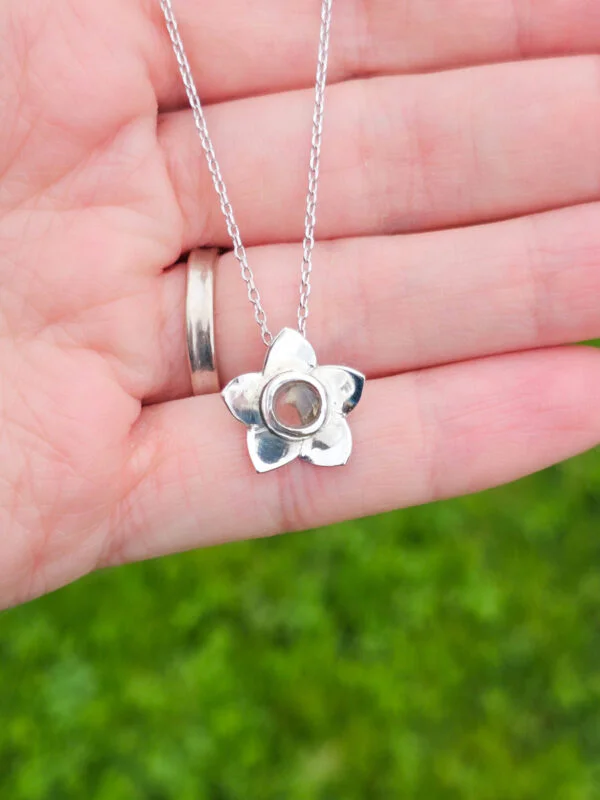 Collier en argent en forme de fleur serti d'une tourmaline