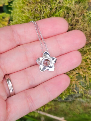Collier en argent en forme de fleur serti d'une tourmaline