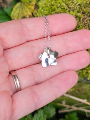 Collier en argent en forme de fleur serti d'une tourmaline