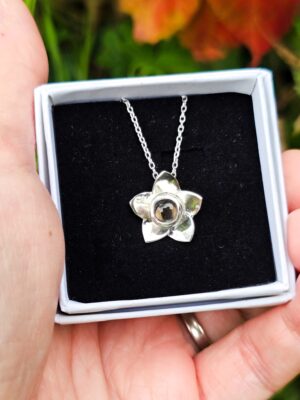 Collier en argent en forme de fleur serti d'une tourmaline