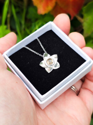 Collier en argent en forme de fleur serti d'une tourmaline