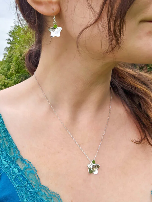 Boucles d'oreilles fleurs de frangipanier en argent