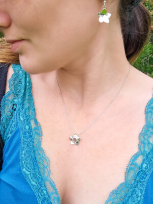 Collier en argent en forme de fleur serti d'une tourmaline