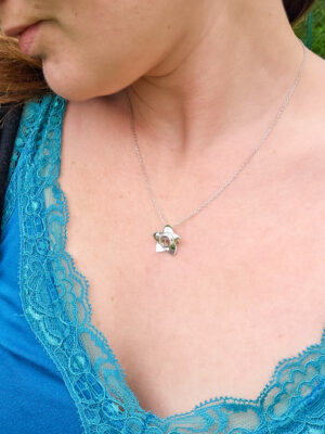 Collier en argent en forme de fleur serti d'une tourmaline