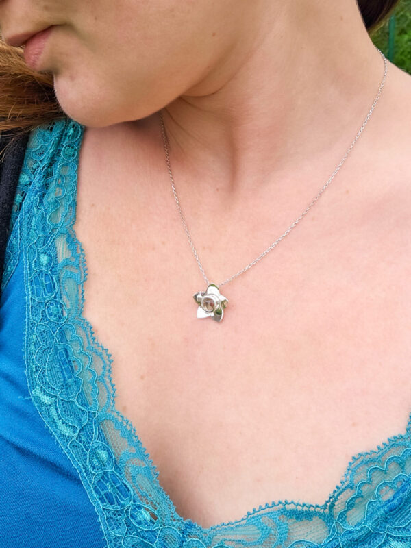 Collier en argent en forme de fleur serti d'une tourmaline
