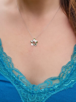 Collier en argent en forme de fleur serti d'une tourmaline