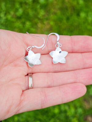 Boucles d'oreilles fleurs de frangipanier en argent