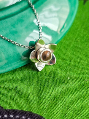 Collier en argent en forme de fleur serti d'une tourmaline