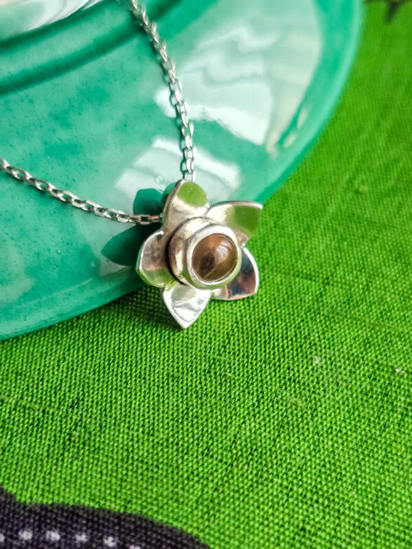 Collier en argent en forme de fleur serti d'une tourmaline