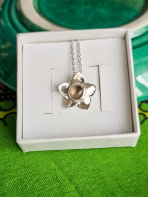 Collier en argent en forme de fleur serti d'une tourmaline