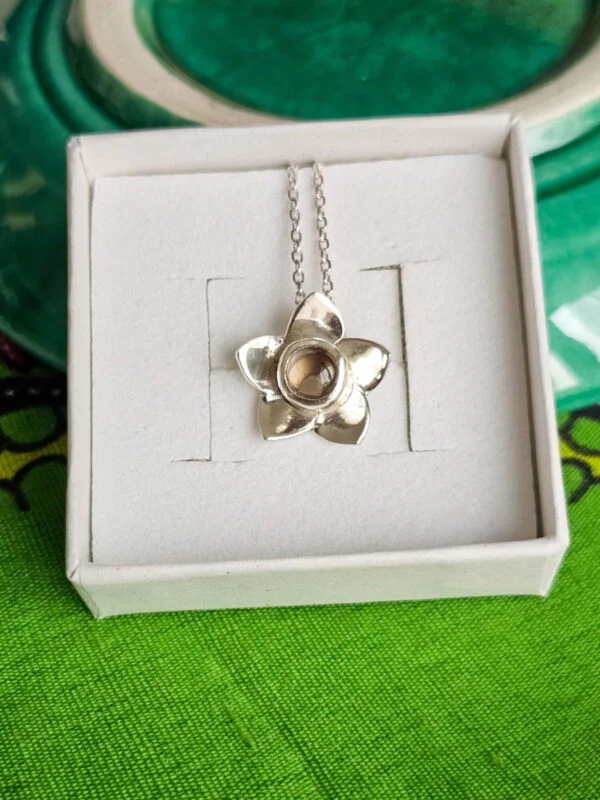 Collier en argent en forme de fleur serti d'une tourmaline