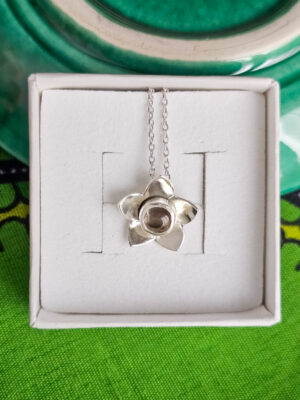 Collier en argent en forme de fleur serti d'une tourmaline