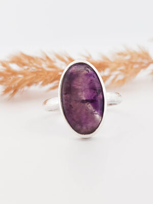 Bague en argent sertie d'une Améthyste ovale