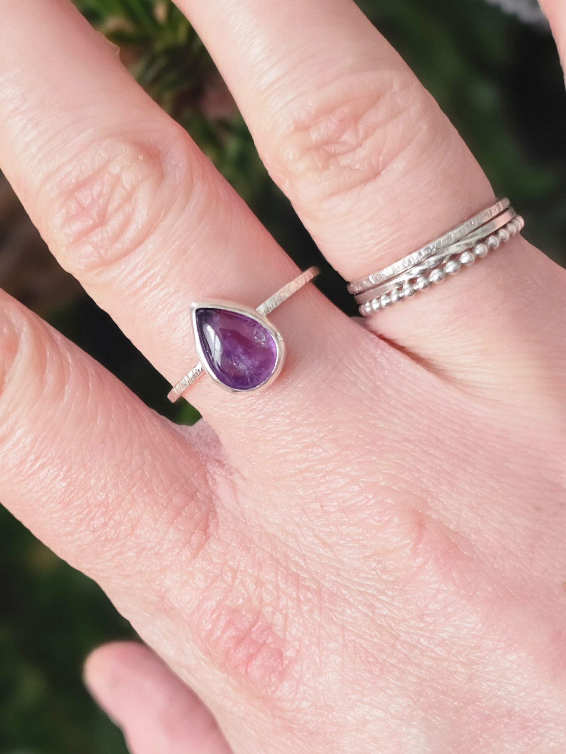 Bague en argent texturée et sertie d'une Améthyste en forme de goutte