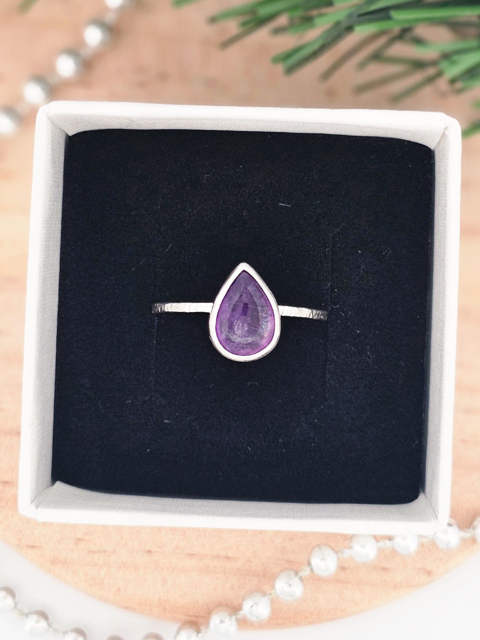 Bague en argent texturée et sertie d'une Améthyste en forme de goutte