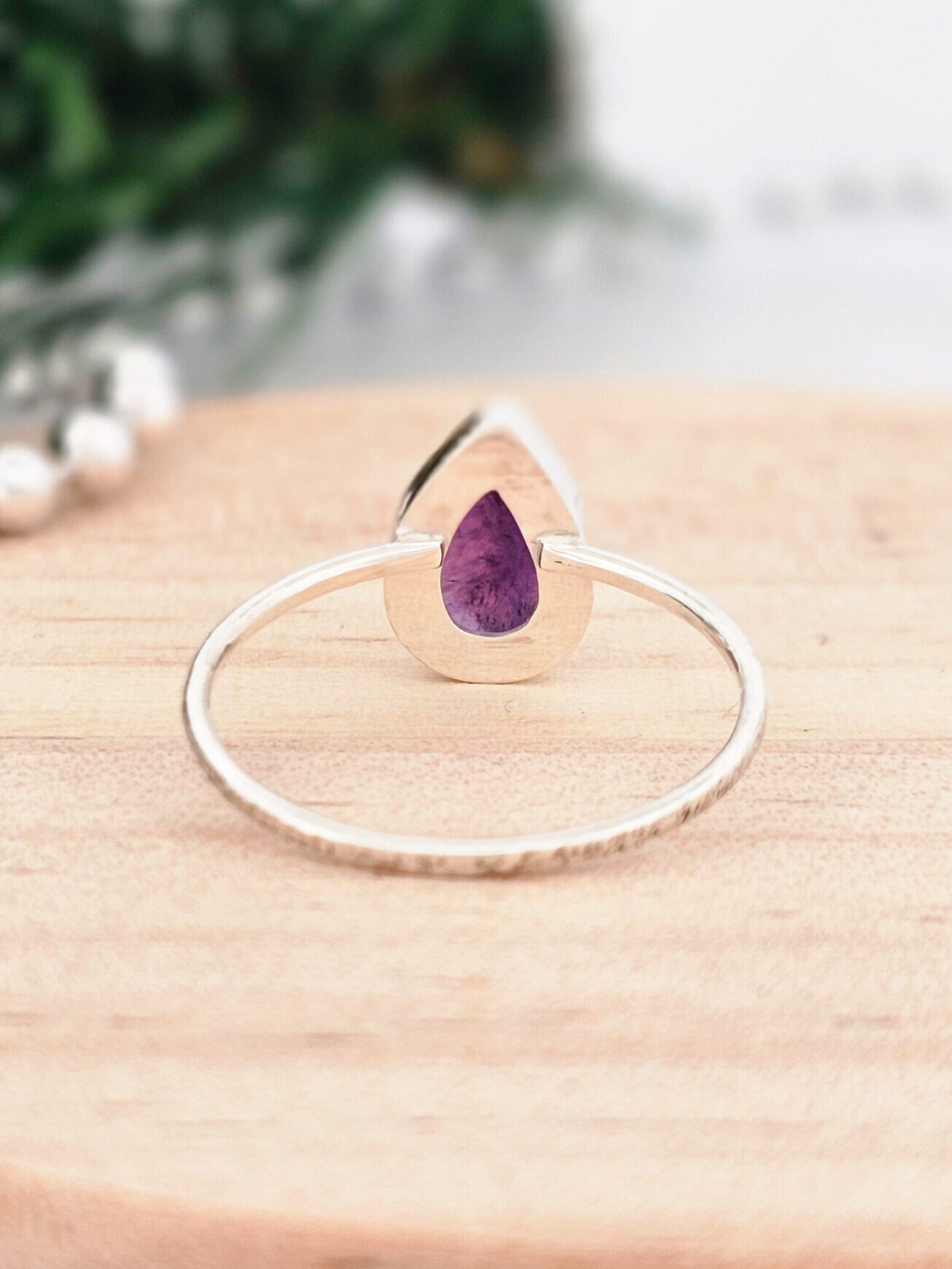 Bague en argent texturée et sertie d'une Améthyste en forme de goutte