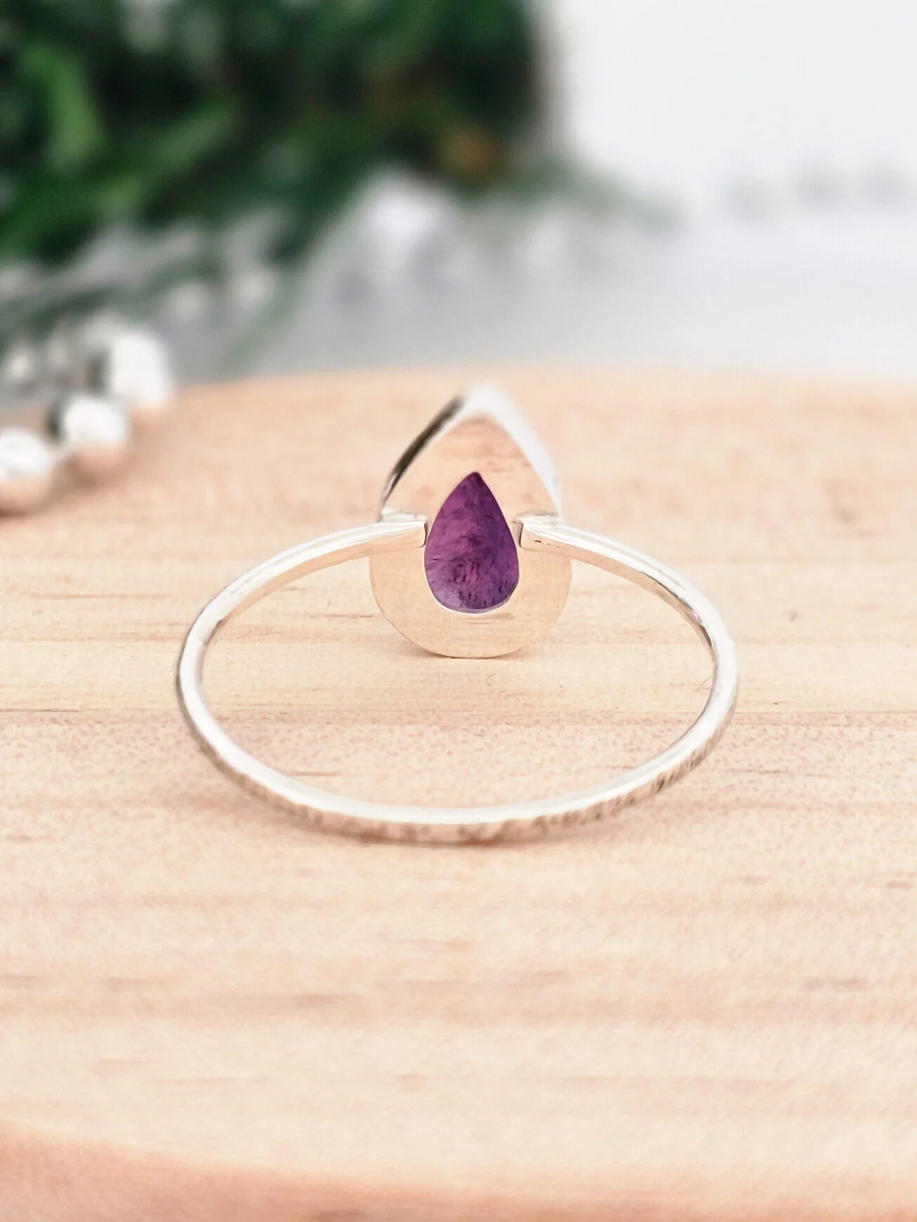 Bague en argent texturée et sertie d'une Améthyste en forme de goutte
